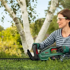 Bosch Power For All 18V 550mm UniversalHedgeCut 18-55 Cordless Hedge Trimmer -Outlet Power Lawn Mower Store bosch power for all 18v 550mm universalhedgecut 18 55 cordless hedge trimmer4059952558776 04i bq