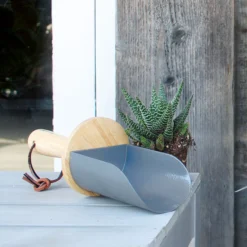 Burgon & Ball Steel Soil Scoop -Outlet Power Lawn Mower Store burgon ball steel soil scoop5019360014867 01i bq